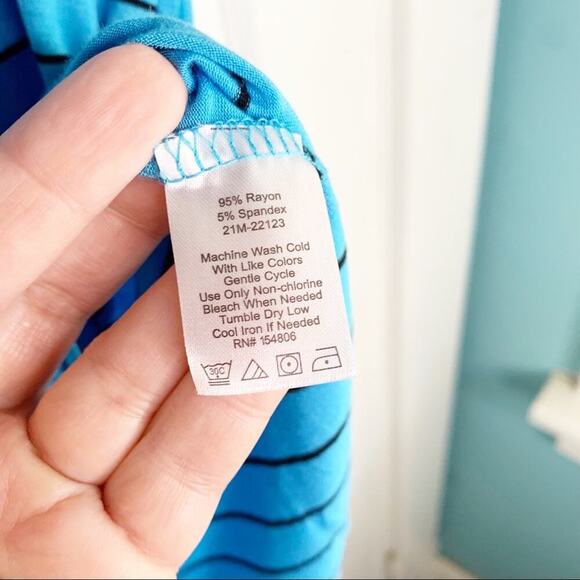 21 MAIN Striped V-Neck Soft Flowy T-Shirt Tee Top Blue Black Size Large L NWT - Picture 7 of 8